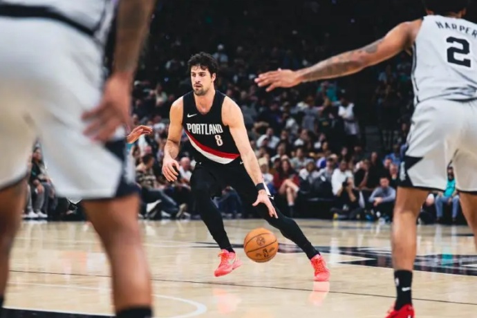 福克斯25+7+3断！马刺112-101力克开拓者 近14战13胜